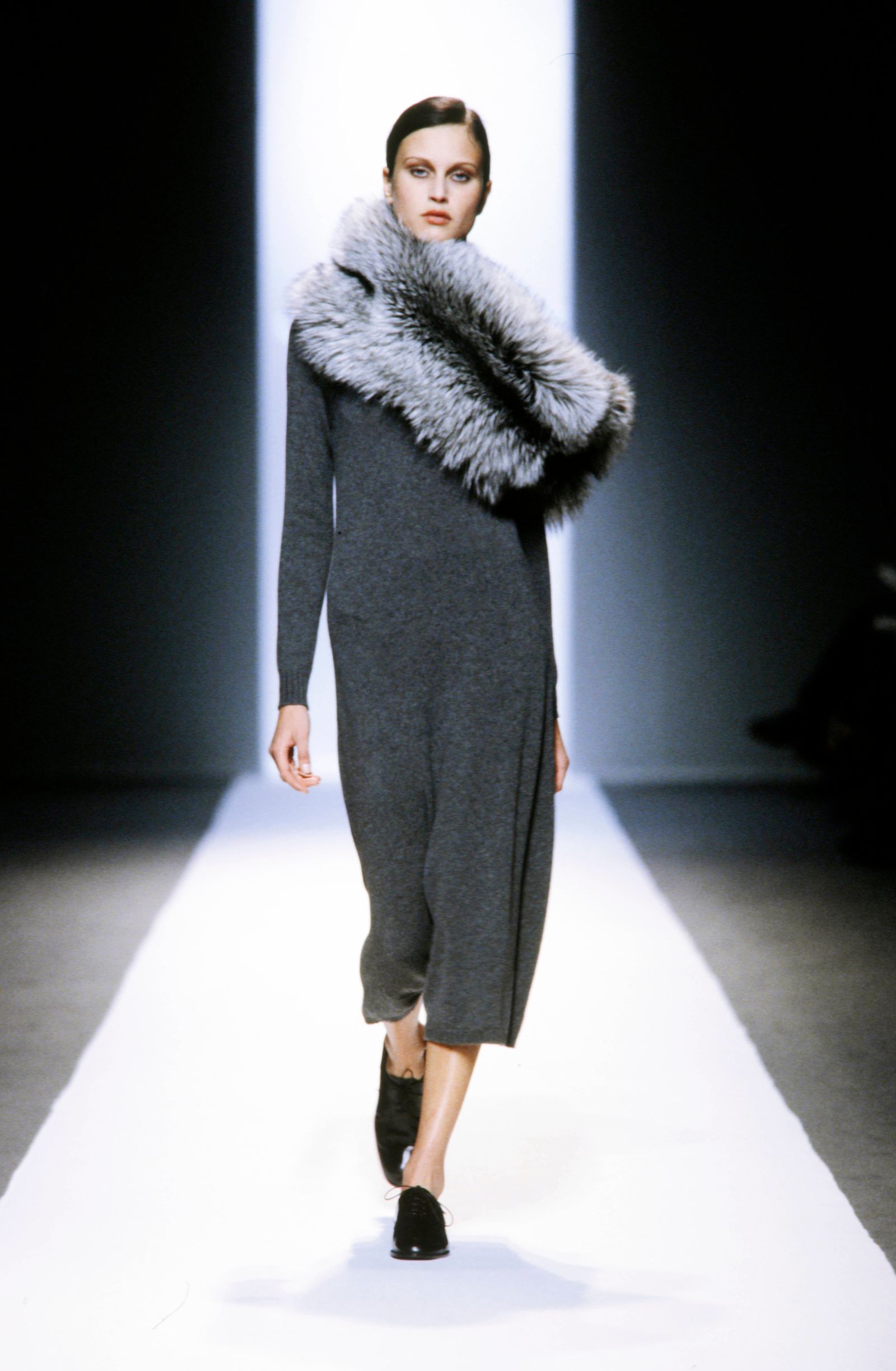 L'image peut contenir des vêtements Marine Vacth à manches longues pour personne adulte, manteau tendance, visage et tête en fourrure.