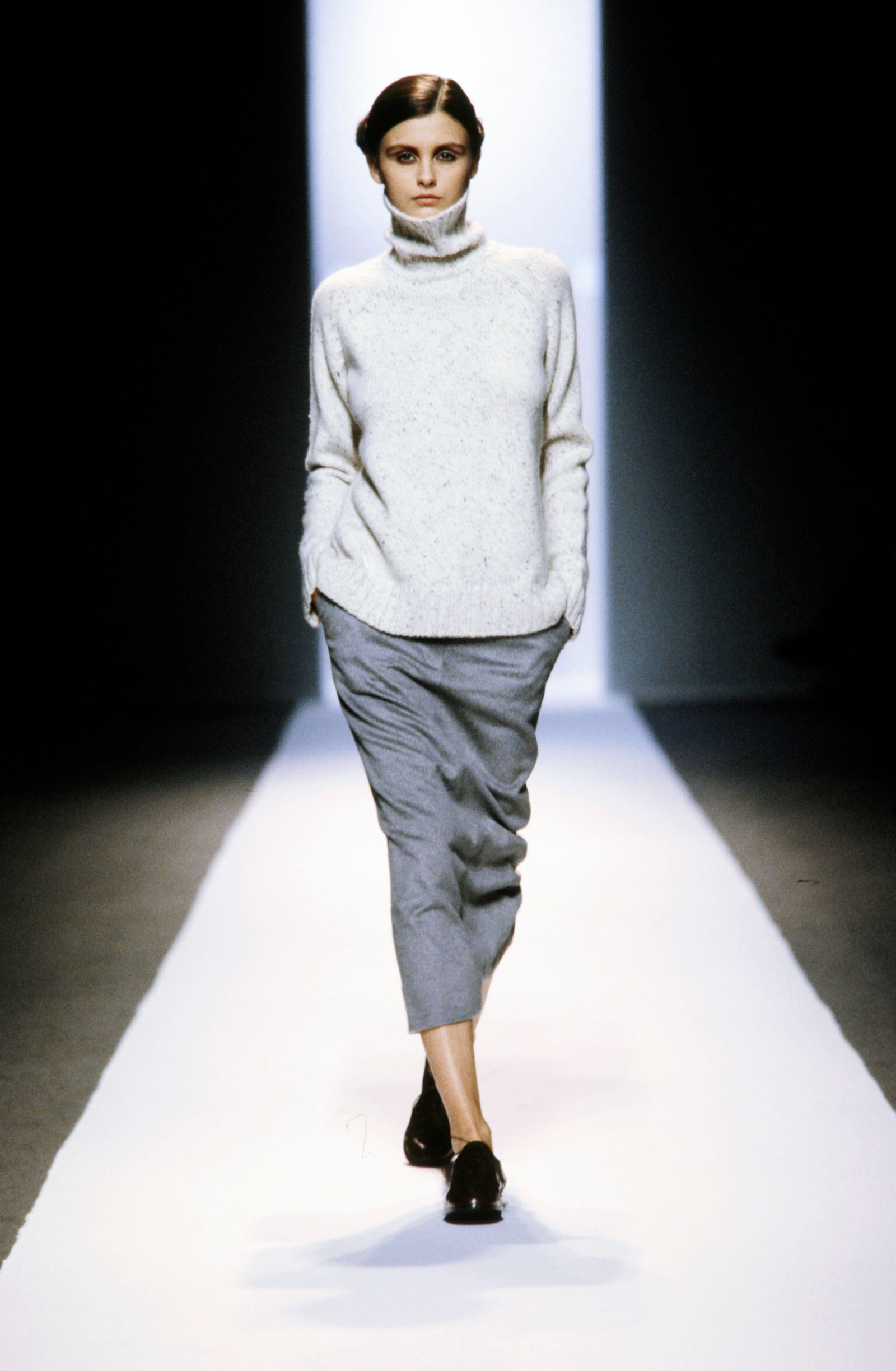 L'image peut contenir des vêtements Trish Goff à manches longues, pantalons tendance, pull en tricot pour adultes et personnes.