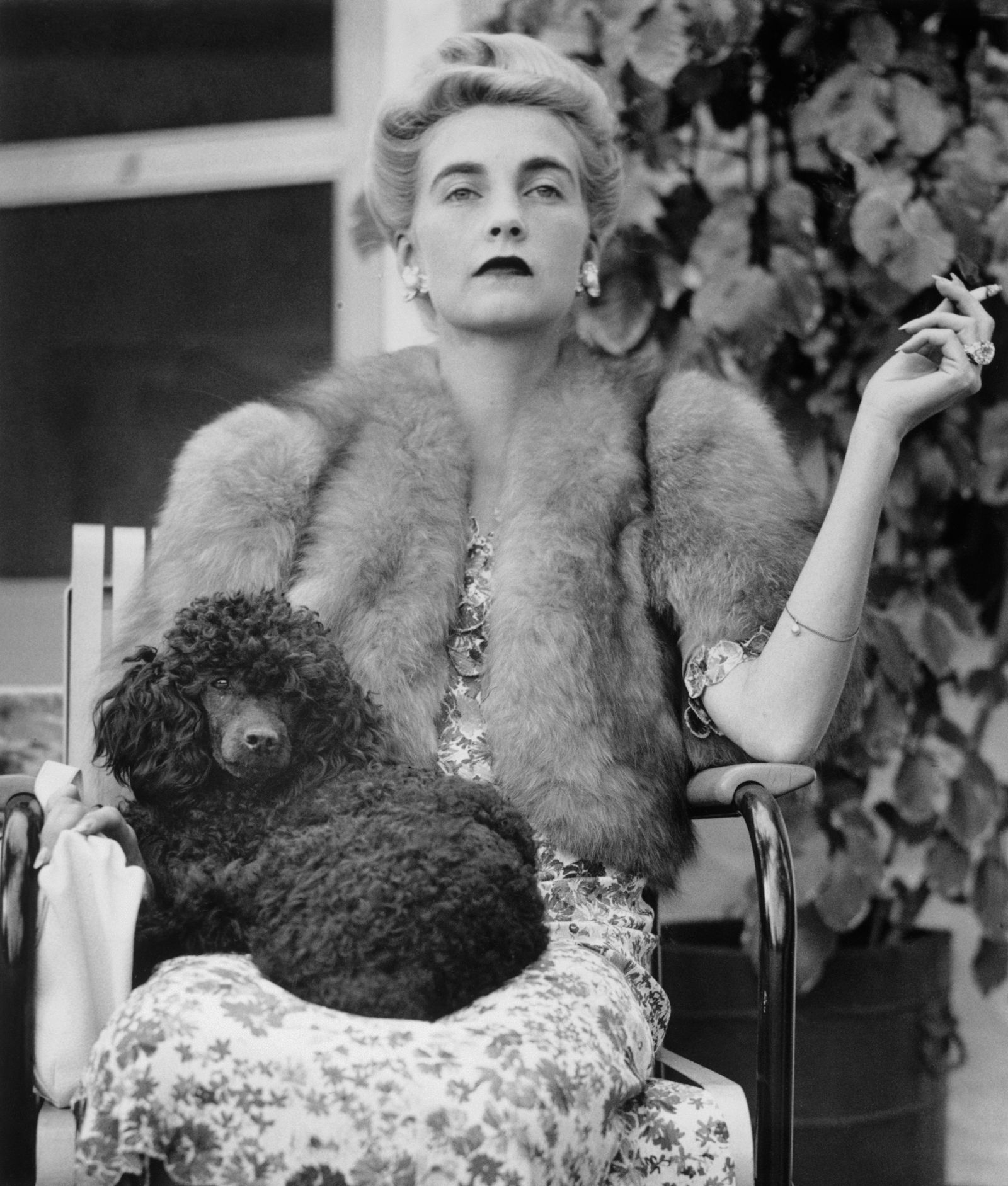 La triste histoire de la collectionneuse de bijoux milliardaire Barbara Hutton L'image peut contenir Barbara Hutton Personne Adulte Visage Tête Photographie et Portrait