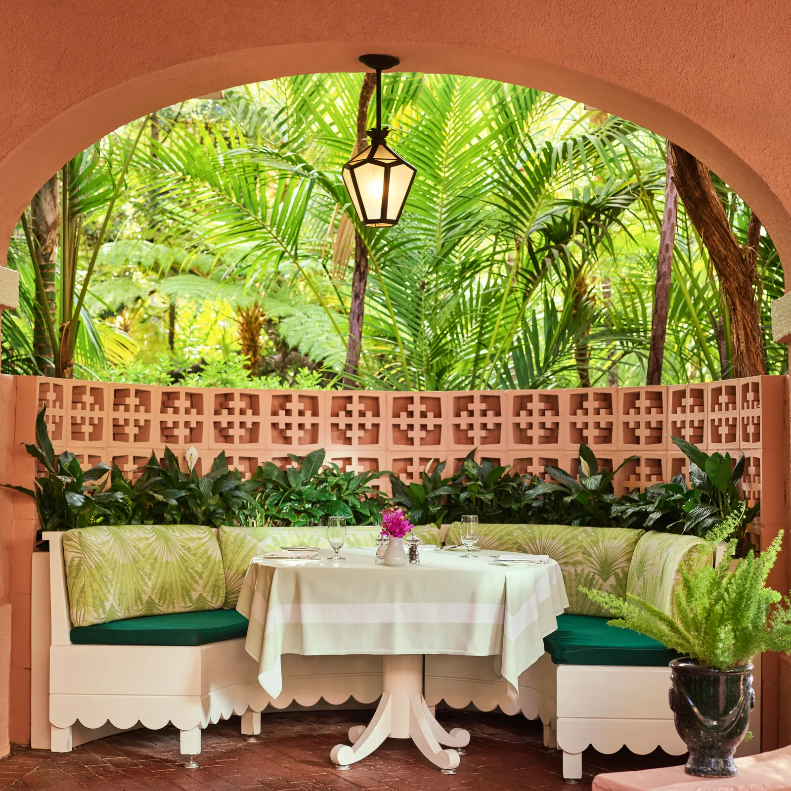 Le fonctionnement intérieur glamour du Polo Lounge, le lieu de déjeuner le plus puissant d'Hollywood L'image contient peut-être Architecture Bâtiment Hôtel Resort Table à manger Meubles Table Intérieur Design d'intérieur et lampe