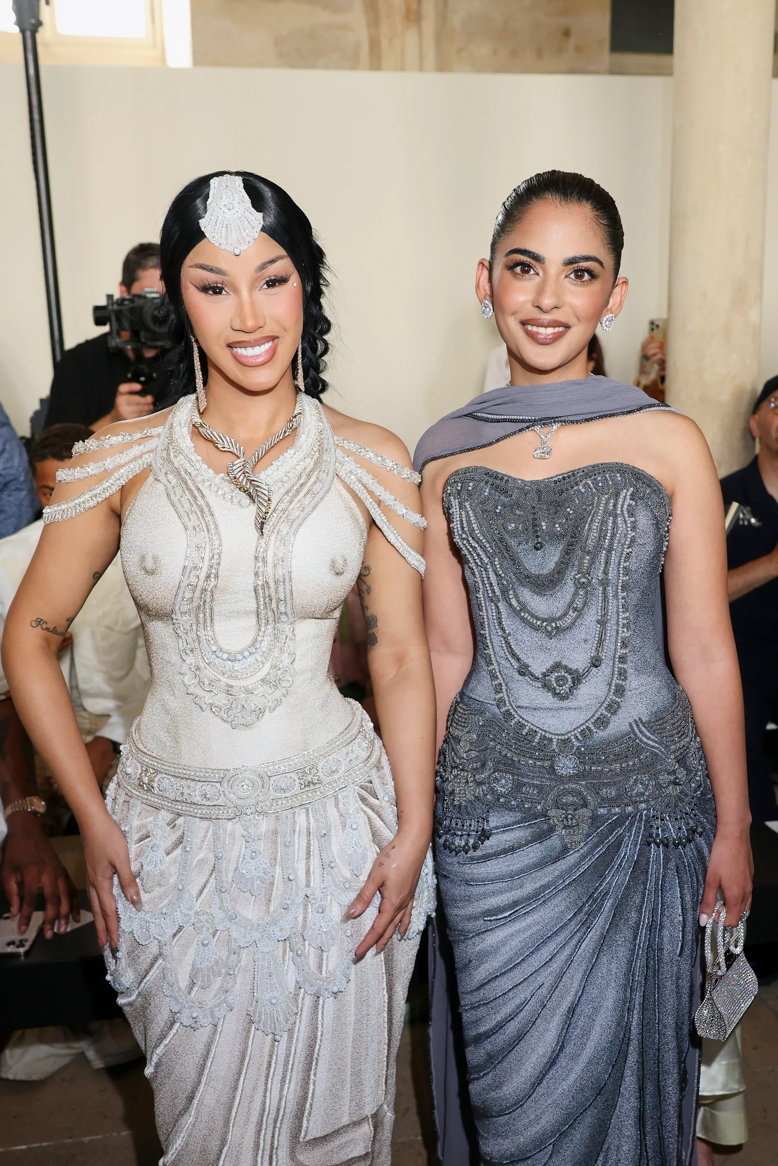 L'image peut contenir Isha M. Ambani Cardi B Vêtements Robe Robe de soirée Tenue de soirée Personne Photobombing et mode