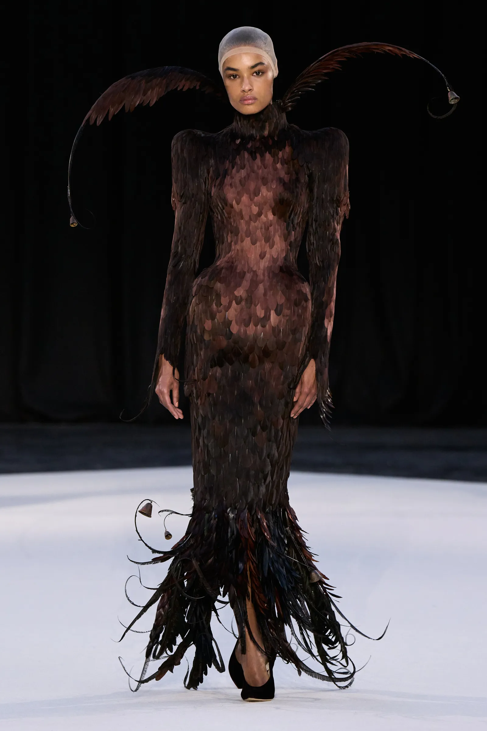 Les outsiders de la semaine de la Haute Couture à Paris L'image peut contenir Gizele Oliveira Vêtements Manches Longues Mode Adulte et Personne