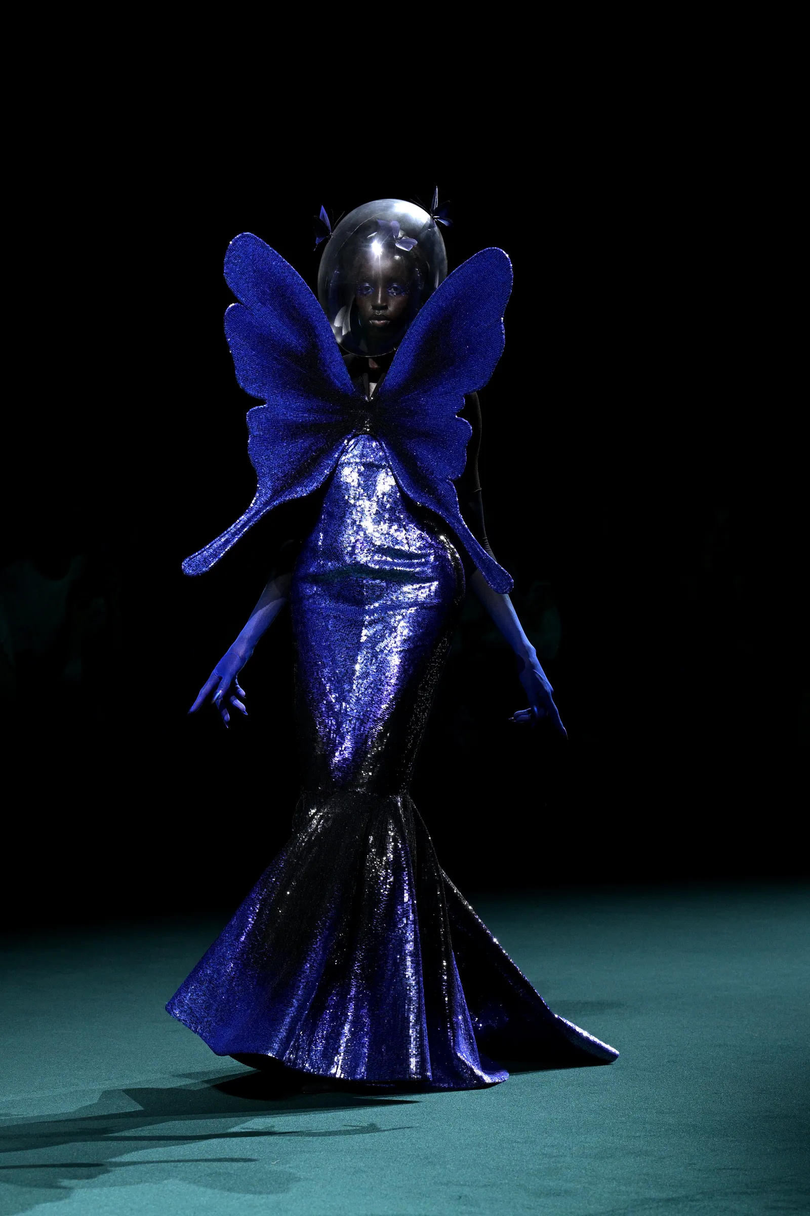 Les outsiders de la semaine de la Haute Couture à Paris L'image peut contenir un artiste-interprète, une personne, une performance solo, un mariage pour adultes, un visage et une tête.