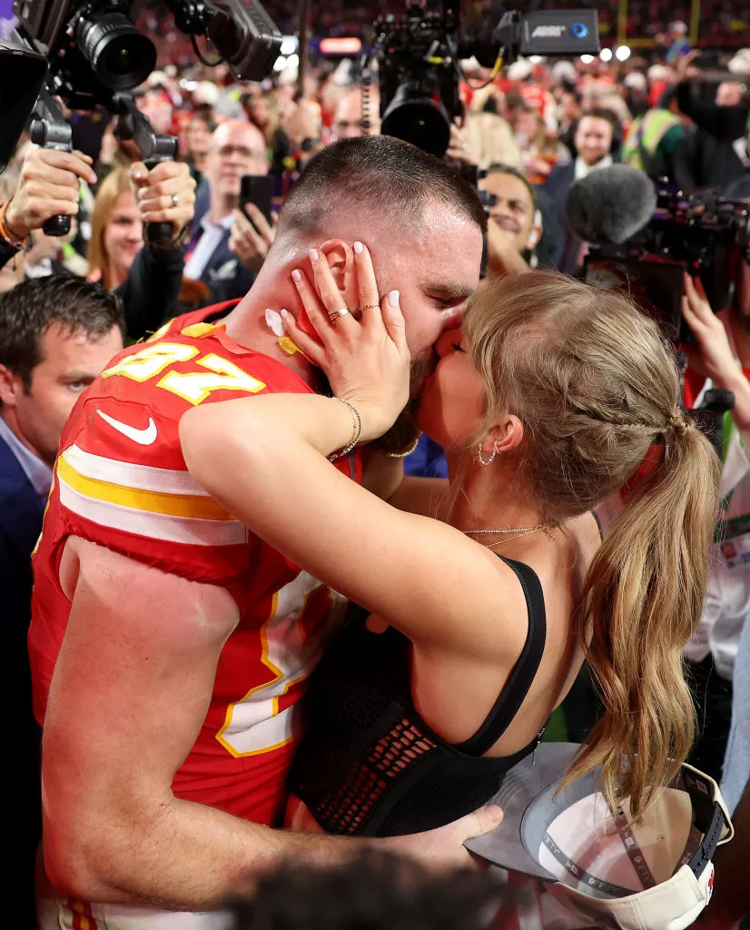 L'image peut contenir Travis Kelce Marcelo D2 Robert Quine Dontrelle Inman Embrasser une personne Romantique Adulte Visage et tête