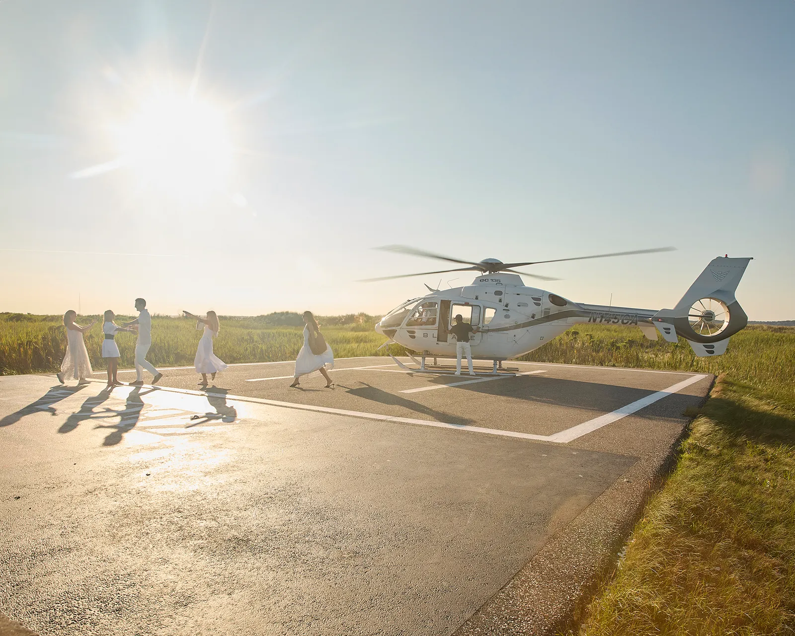 Hélicoptères, hydravions et jets, oh mon Dieu ! La tendance la plus en vogue des Sleepaway-Camp est l’aviation privée L'image peut contenir un avion, un hélicoptère, un véhicule de transport, une personne et un casque