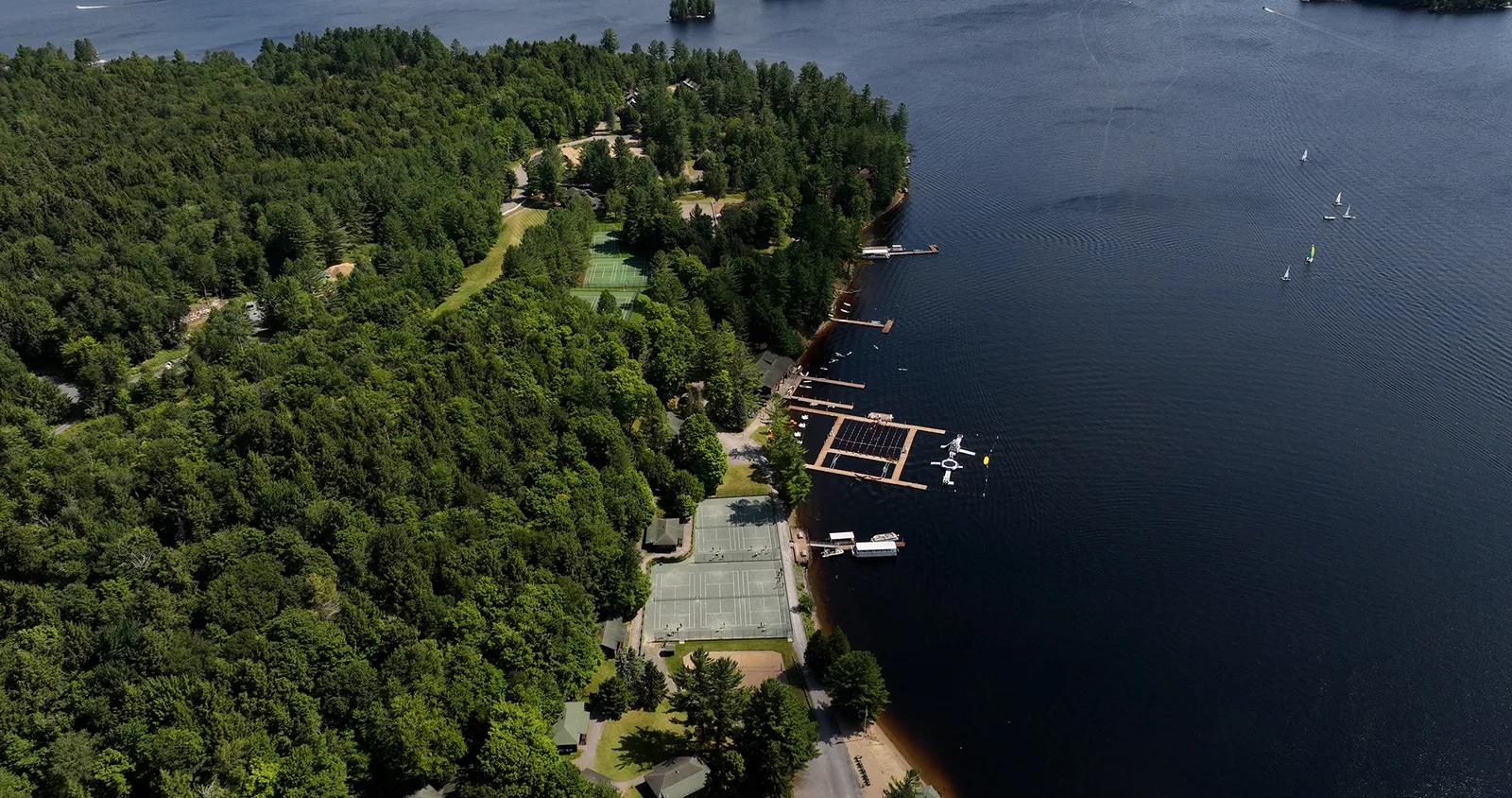 Hélicoptères, hydravions et jets, oh mon Dieu ! La tendance la plus en vogue des Sleepaway-Camp est l’aviation privée L'image peut contenir : Extérieur Nature Paysage Architecture Bâtiment Terrain Vue aérienne Eau et bord de l'eau