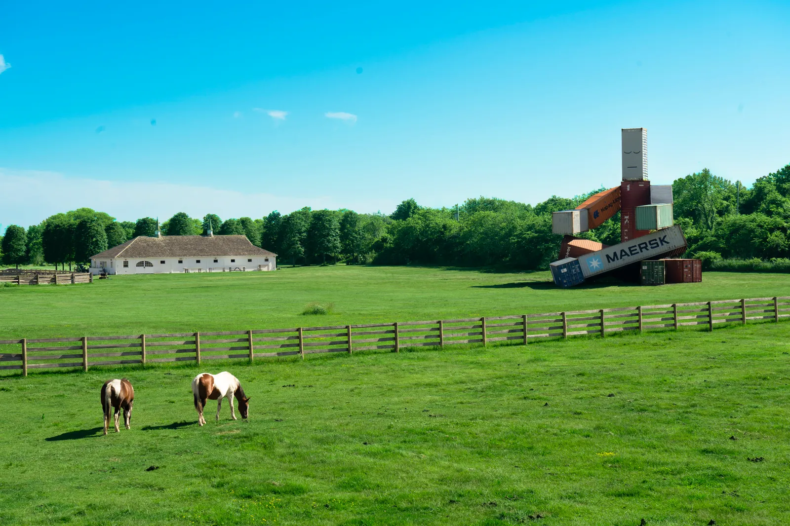 L'image contient peut-être Campagne Ferme Champ Nature Extérieur Pâturage Rural Prairie Herbe Plante Ranch et cour