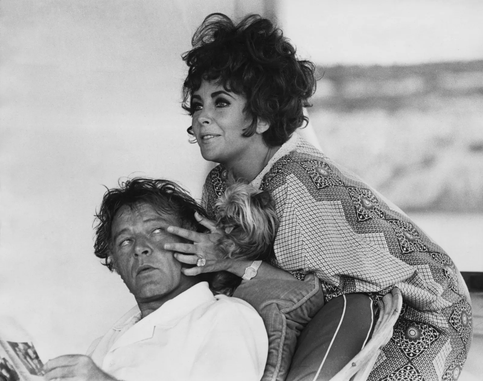 À l'intérieur de Beaverbrook, le site de la célébration du mariage glamour de Tom Holland et Zendaya L'image peut contenir Richard Burton Elizabeth Taylor Visage Tête Personne Photographie Portrait et Adulte