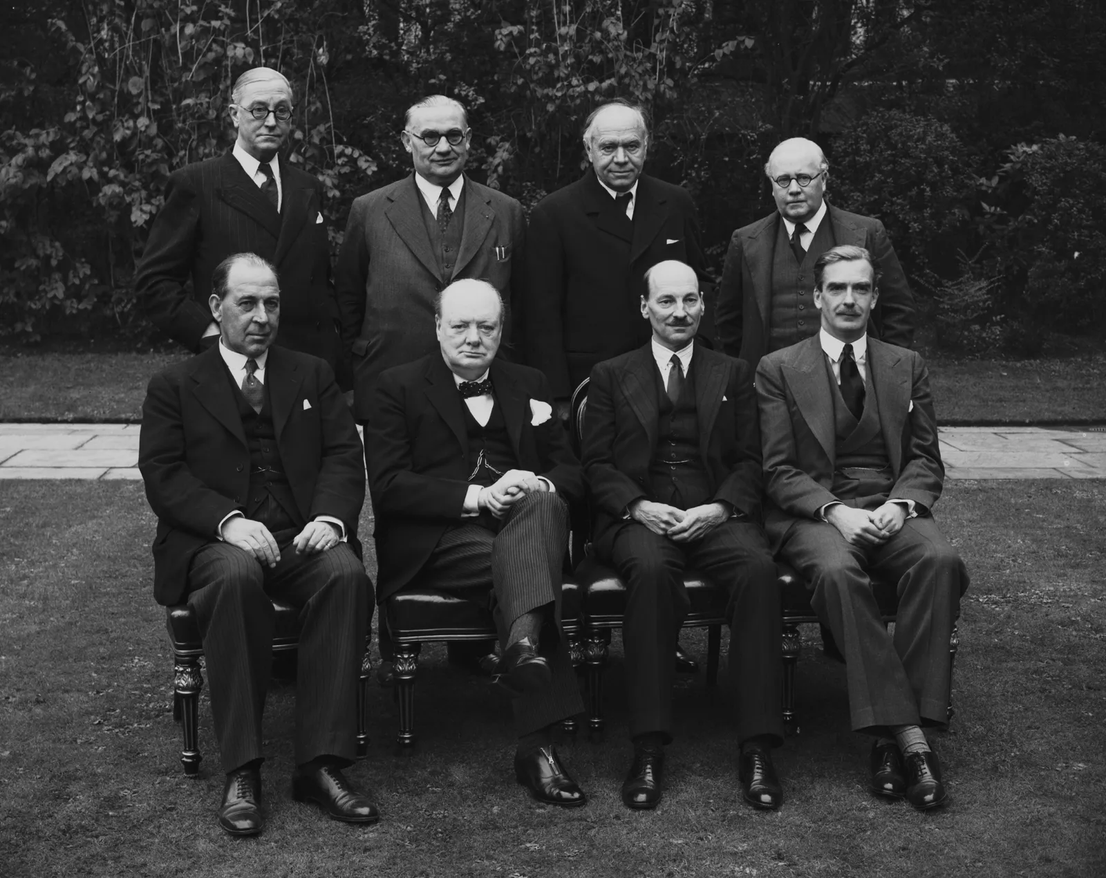 À l'intérieur de Beaverbrook, le site de la célébration du mariage glamour de Tom Holland et Zendaya L'image contient peut-être Winston Churchill Ernest Bevin Clement Attlee Anthony Eden Vêtements Manteau Personnes Personne et veste