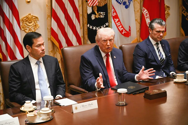 Taylor Swift arrête silencieusement Donald Trump L’image contient peut-être : Donald Trump, Personnes, La personne, Adulte, Vêtements, Vêtements de cérémonie, Costume, Accessoires, Cravate, Visage et Tête
