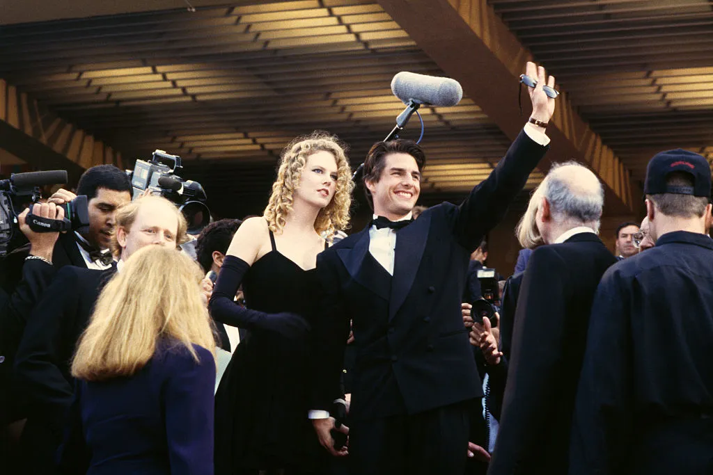 Tom Cruise et Nicole Kidman se sont officiellement séparés il y a 25 ans L'image peut contenir Tom Cruise Nicole Kidman Appareil électrique Microphone Blazer Vêtements Manteau Veste et personnes