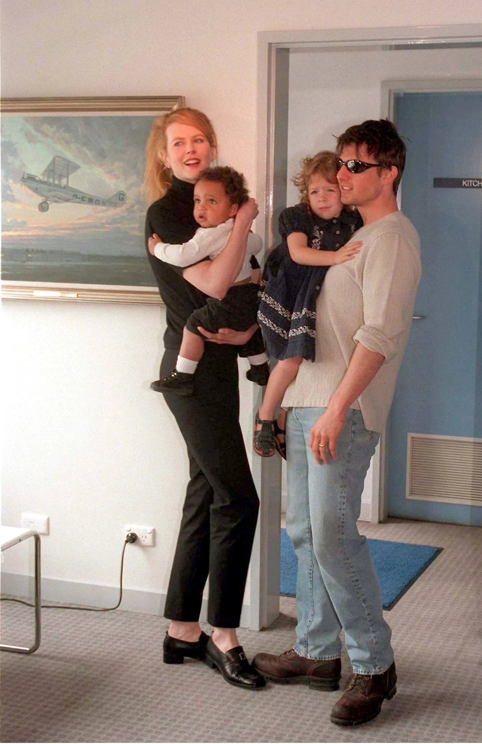 Tom Cruise et Nicole Kidman se sont officiellement séparés il y a 25 ans L'image peut contenir Tom Cruise Nicole Kidman Vêtements Pantalon Visage Tête Personne Photographie Portrait Jeans et chemisier