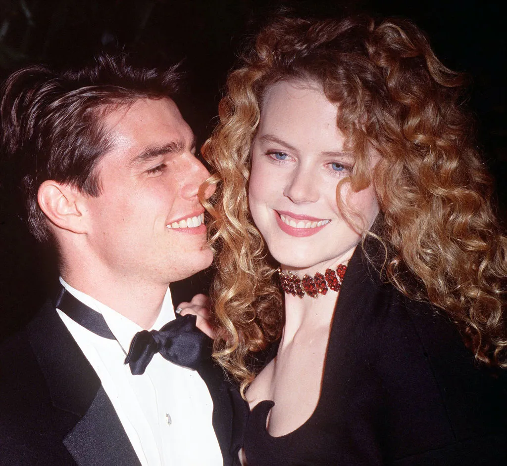 Tom Cruise et Nicole Kidman se sont officiellement séparés il y a 25 ans L'image peut contenir Nicole Kidman Tom Cruise Accessoires Tenue de soirée Cravate Visage Tête Personne Photographie et portrait