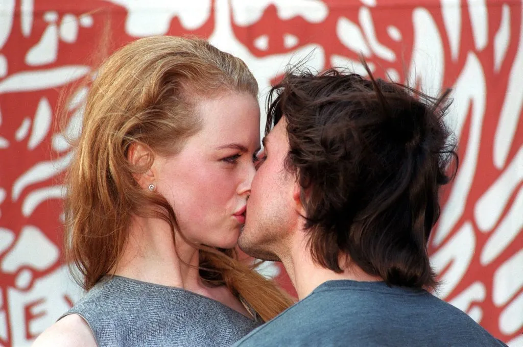 Tom Cruise et Nicole Kidman se sont officiellement séparés il y a 25 ans L'image peut contenir Nicole Kidman Nicole Kidman Embrasser Personne Romantique Visage Tête Photographie Portrait et Adulte