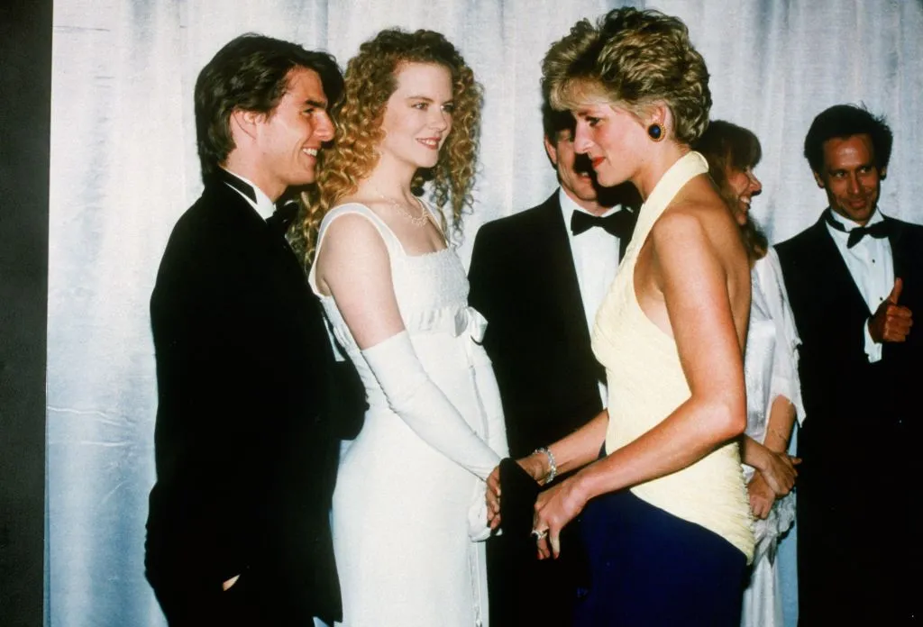 Tom Cruise et Nicole Kidman se sont officiellement séparés il y a 25 ans L'image peut contenir Diana Princesse de Galles Tom Cruise Nicole Kidman Vêtements Tenue de soirée Costume Robe Mode et robe