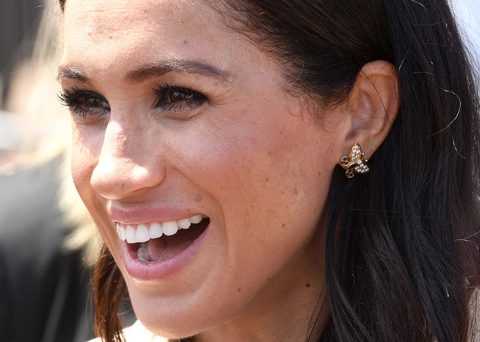 Meghan Markle rend hommage à la princesse Diana à travers ses boucles d'oreilles L'image peut contenir Meghan, duchesse de Sussex, accessoires, boucles d'oreilles, bijoux, tête, visage, peau et adulte.