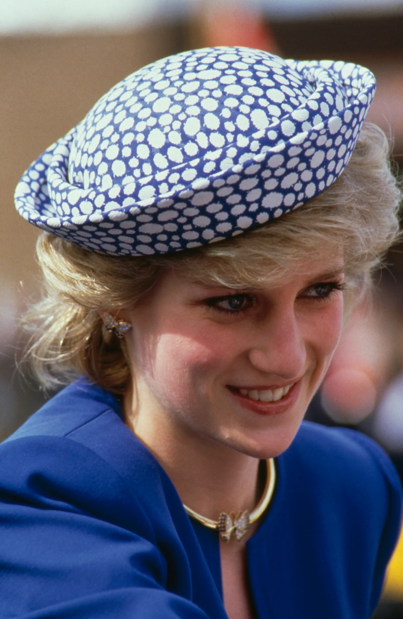 Meghan Markle rend hommage à la princesse Diana à travers ses boucles d'oreilles L'image peut contenir Diana, princesse de Galles, personne, vêtements pour adultes, chapeau, tête et visage.