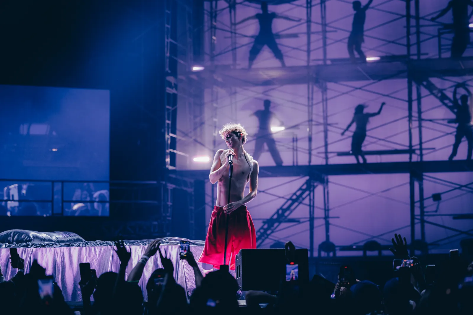 Le nouvel album de Troye Sivan, She's the Best Lives Between the Party and the Comedown L'image contient peut-être des activités de loisirs Musique Instrument de musique Musicien Interprète Personne Chant et performance solo