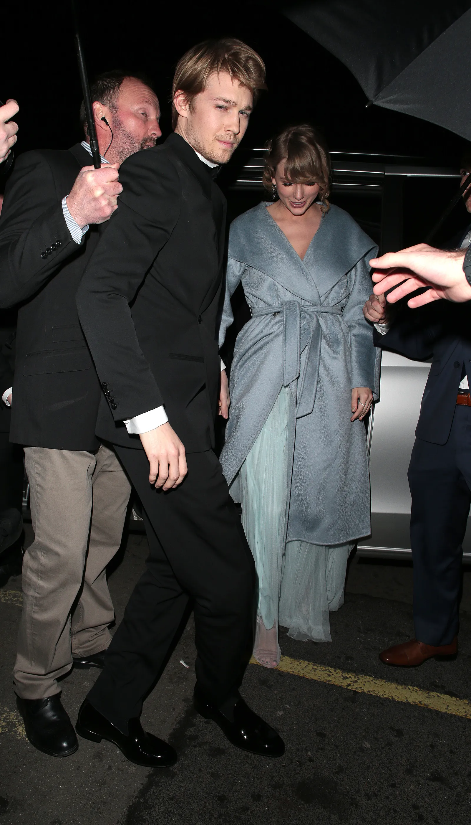 L'image peut contenir Joe Alwyn Randy Olson Taylor Swift Vêtements Tenue de soirée Costume Blazer Manteau Veste Adulte et personne