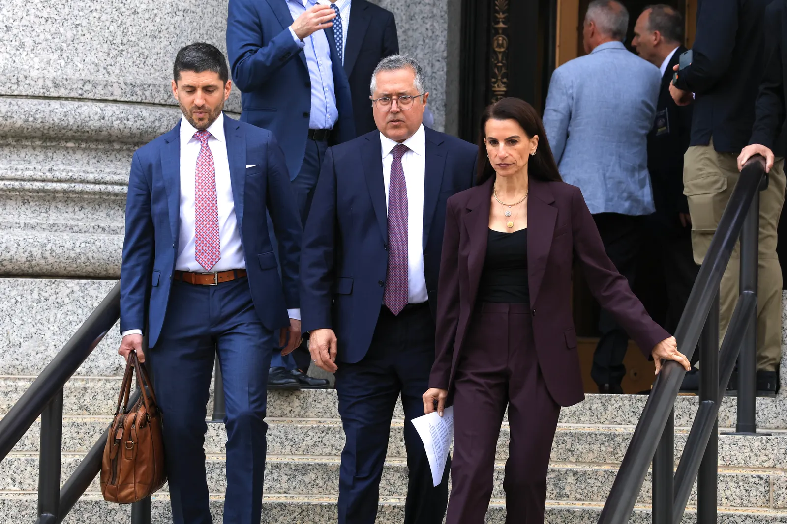 L'image peut contenir Ion Cristoiu Blazer Vêtements Manteau Veste Personnes Personne Vêtements de cérémonie Costume et accessoires pour adultes