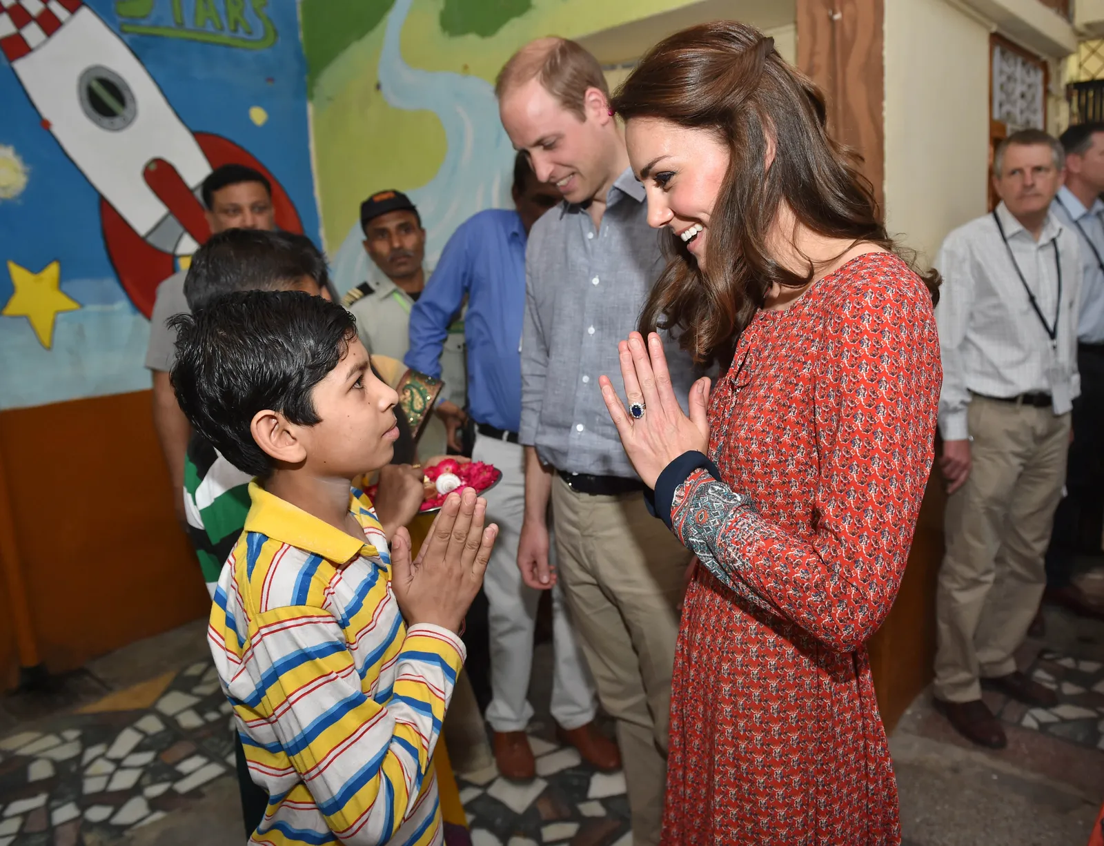 Kate Middleton pourrait rejoindre le prince William en Inde cet automne L'image contient peut-être le prince William, duc de Cambridge, personne adulte, visage, tête, personnes et enfants surpris