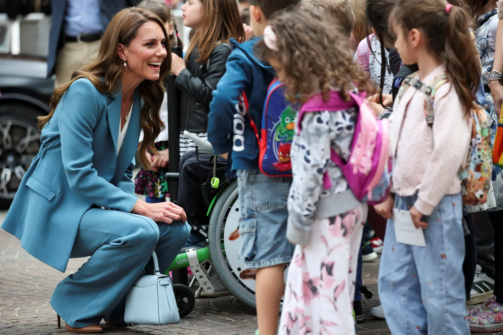 Kate Middleton pourrait rejoindre le prince William en Inde cet automne L'image peut contenir des meubles Chaise Enfant Personne Adulte Accessoires Bijoux Collier Fauteuil roulant Vêtements et shorts