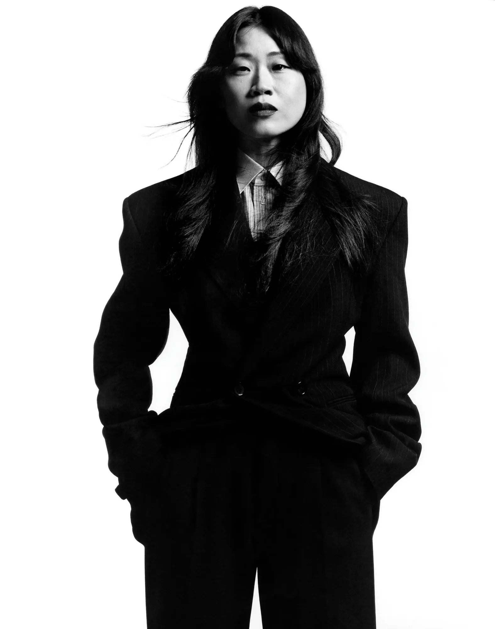 L'image peut contenir des vêtements de juillet Jung, vêtements de cérémonie, costume, visage, tête, personne, photographie, portrait, manteau et manches longues.