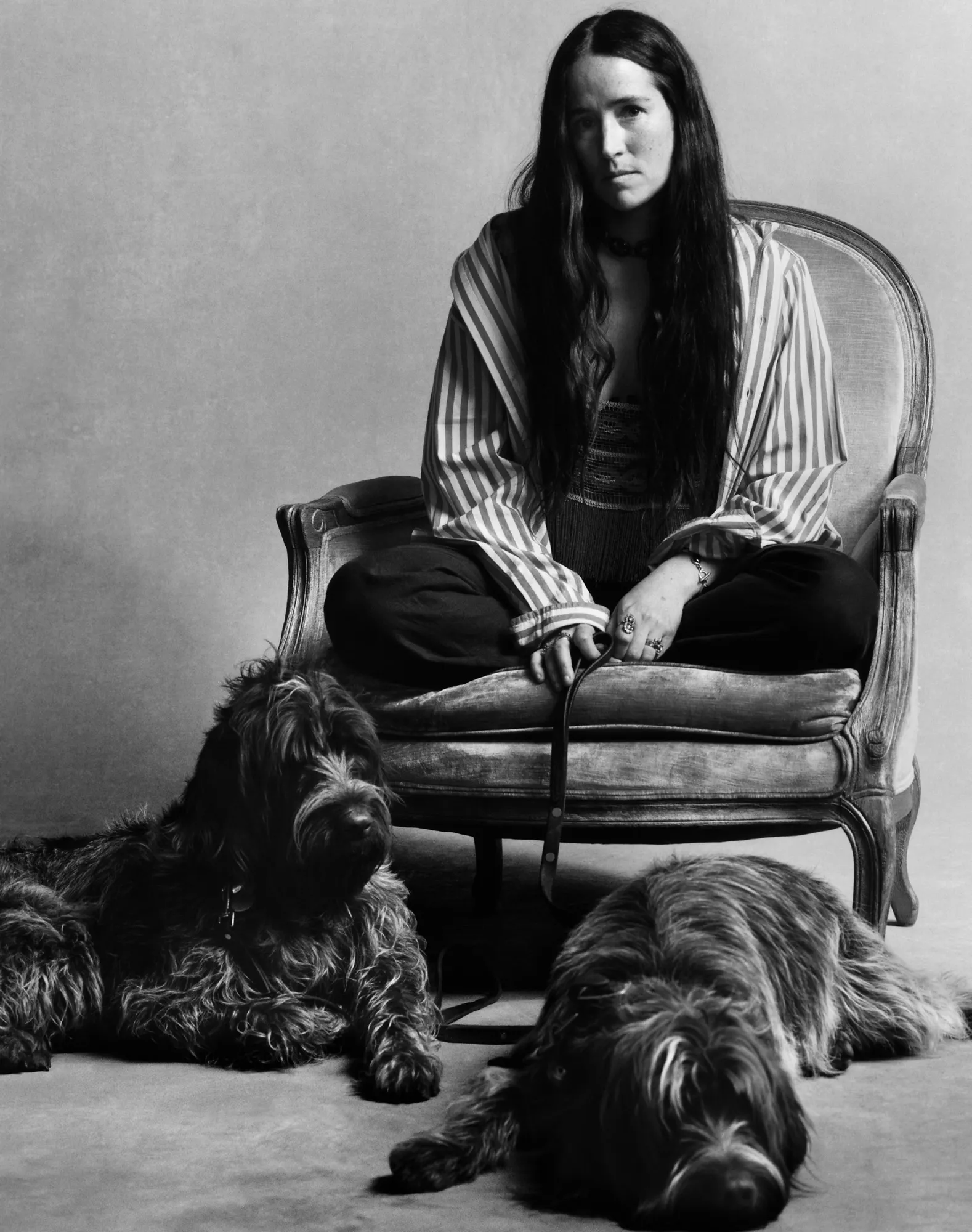 L'image peut contenir un animal Canin Chien Mammifère Animal de compagnie Adulte Personne assise Meubles Visage Tête Photographie et portrait