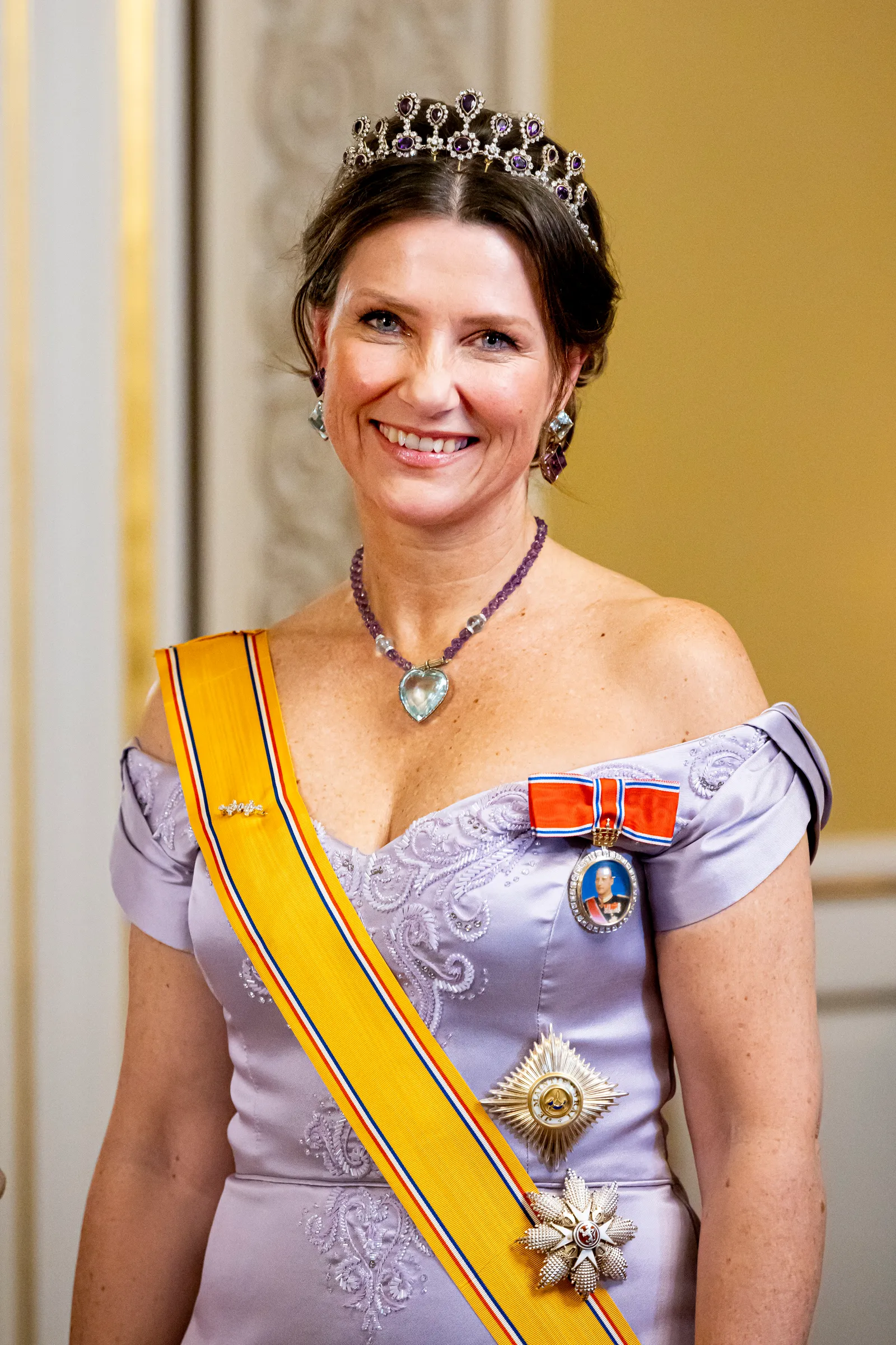 Héritiers sans couronne : les femmes royales qui n'étaient pas autorisées à régner L'image peut contenir la princesse Märtha Louise de Norvège. Accessoires pour personne, bijoux, collier pour adulte et mariage.