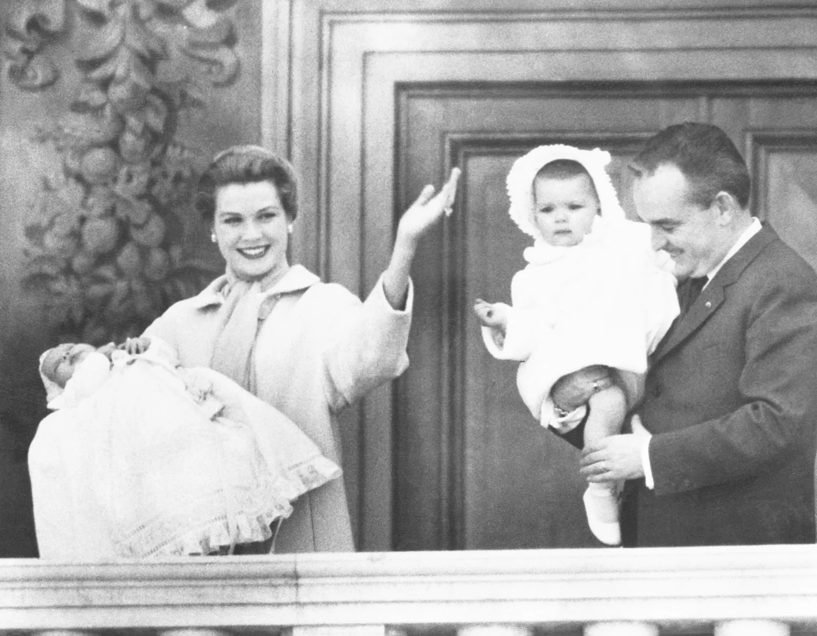 Héritiers sans couronne : les femmes royales qui n'étaient pas autorisées à régner L'image peut contenir Grace Kelly Vêtements Chapeau Visage Tête Personne Photographie Portrait Bonnet Bébé et manteau
