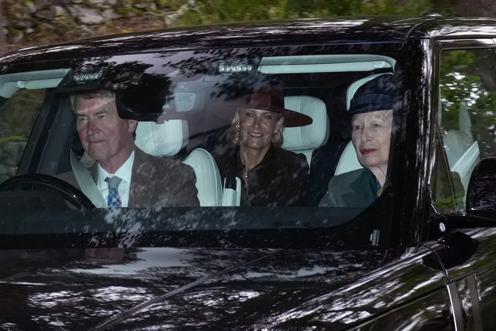 La famille royale se réunit à Balmoral avant le retour du prince Harry et de Meghan Markle au Royaume-Uni L'image peut contenir Sophie, comtesse de Wessex, personne adulte, véhicule de transport de voiture, tête et accessoires.
