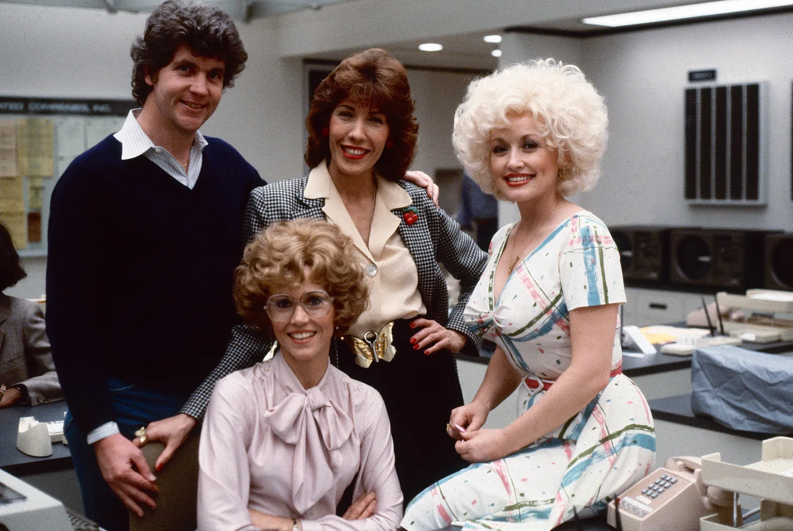 L'image peut contenir Dolly Parton Jane Fonda Lily Tomlin Personne Adulte Visage Tête Photographie Portrait et accessoires