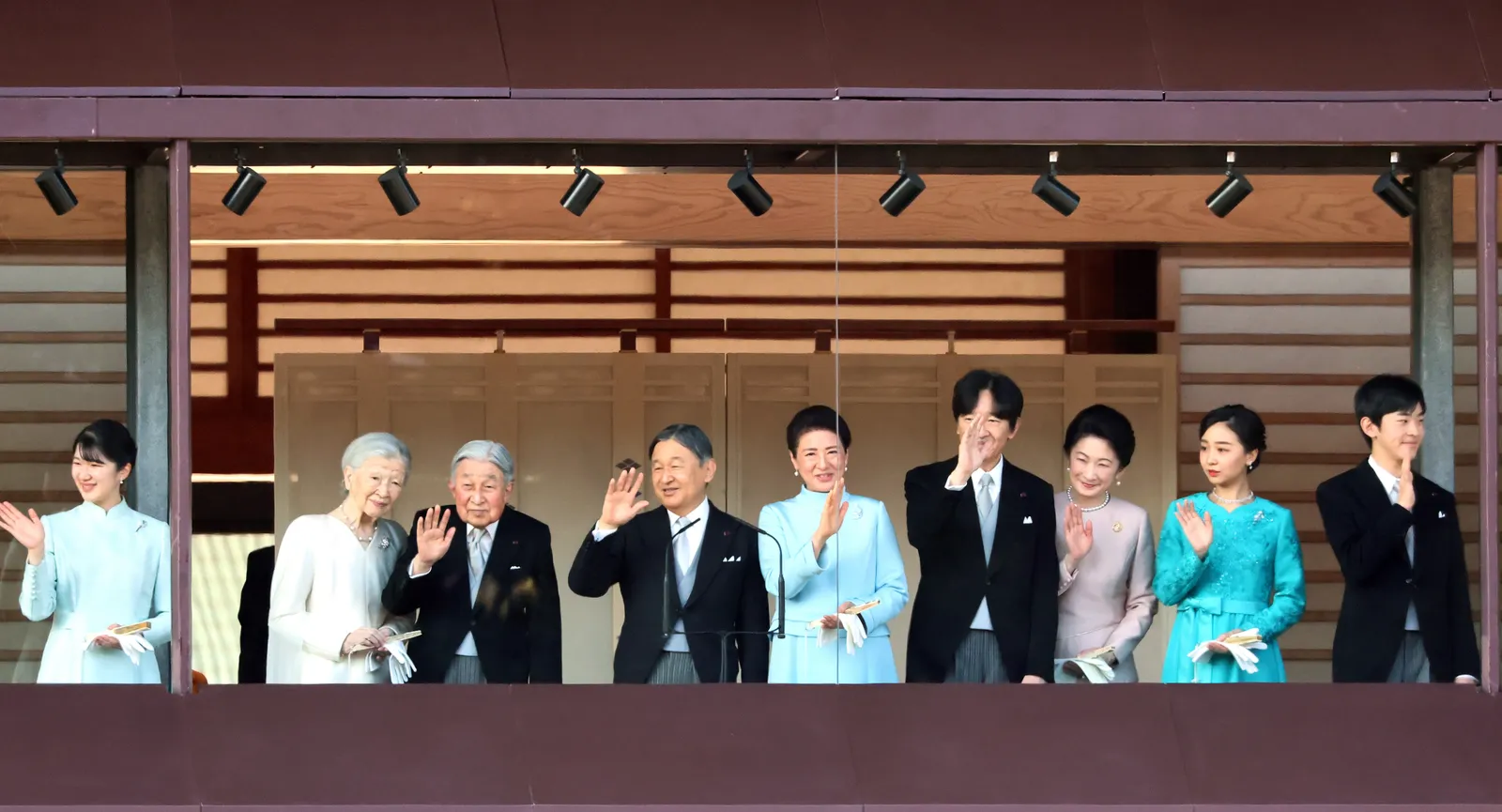 L'image peut contenir le prince héritier Naruhito Akihito, le prince héritier Naruhito Masako Owada Blazer Vêtements Manteau et veste