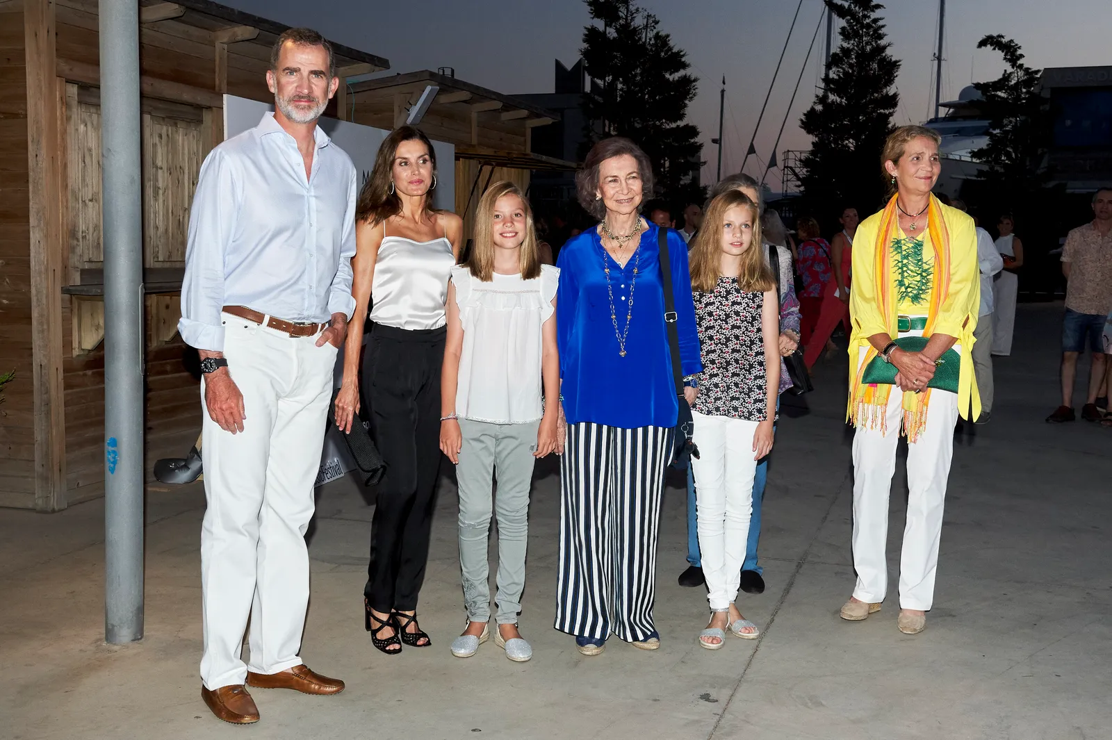 L'image contient peut-être Felipe VI d'Espagne, reine Sofía d'Espagne, vêtements, pantalons, chemisier, personnes, personne, adulte et jeans.
