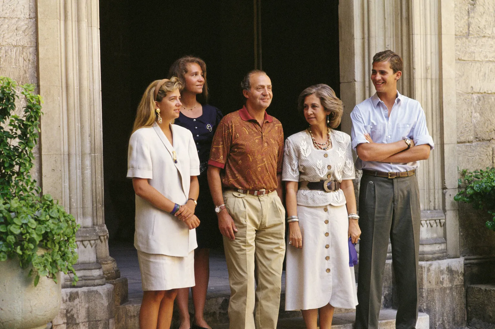La famille royale espagnole pose à Majorque en Espagne. Le roi Juan Carlos Ier est au centre avec la reine Sofía et le prince Felipe...
