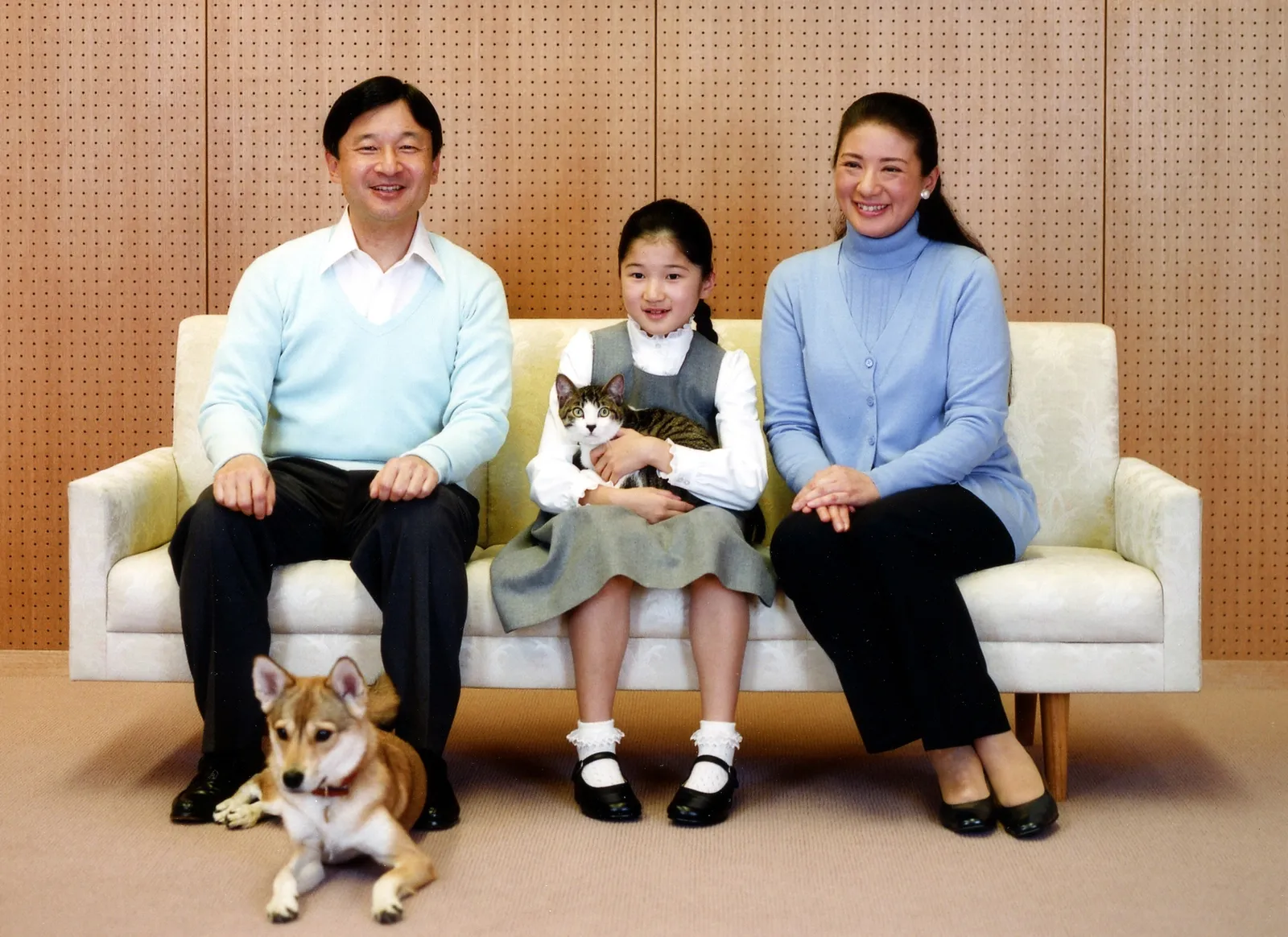 L'image peut contenir le prince héritier Naruhito Masako Owada Canapé Meubles Visage Tête Personne Photographie et portrait