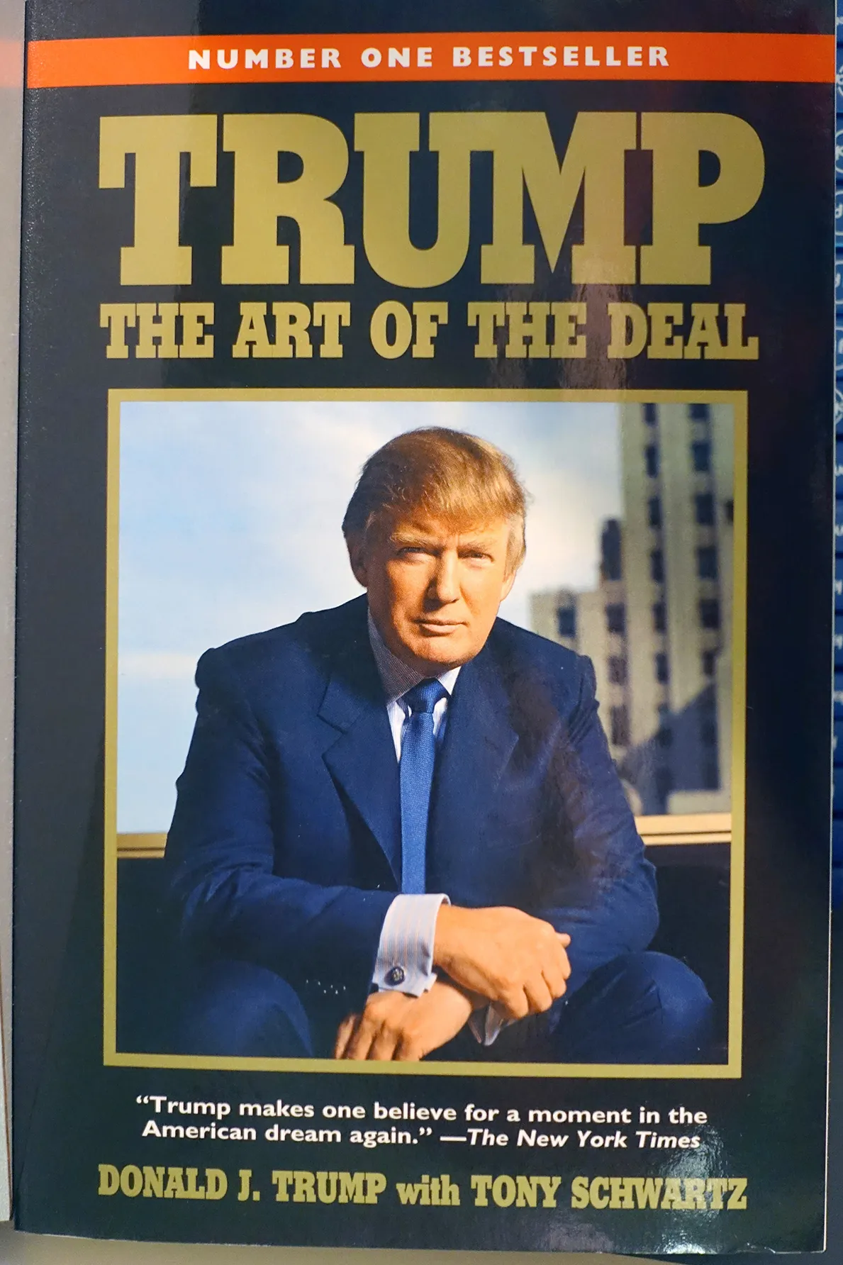 L'image peut contenir Donald Trump Affiche publicitaire Personne adulte Visage Tête Photographie Portrait Vêtements et manteau
