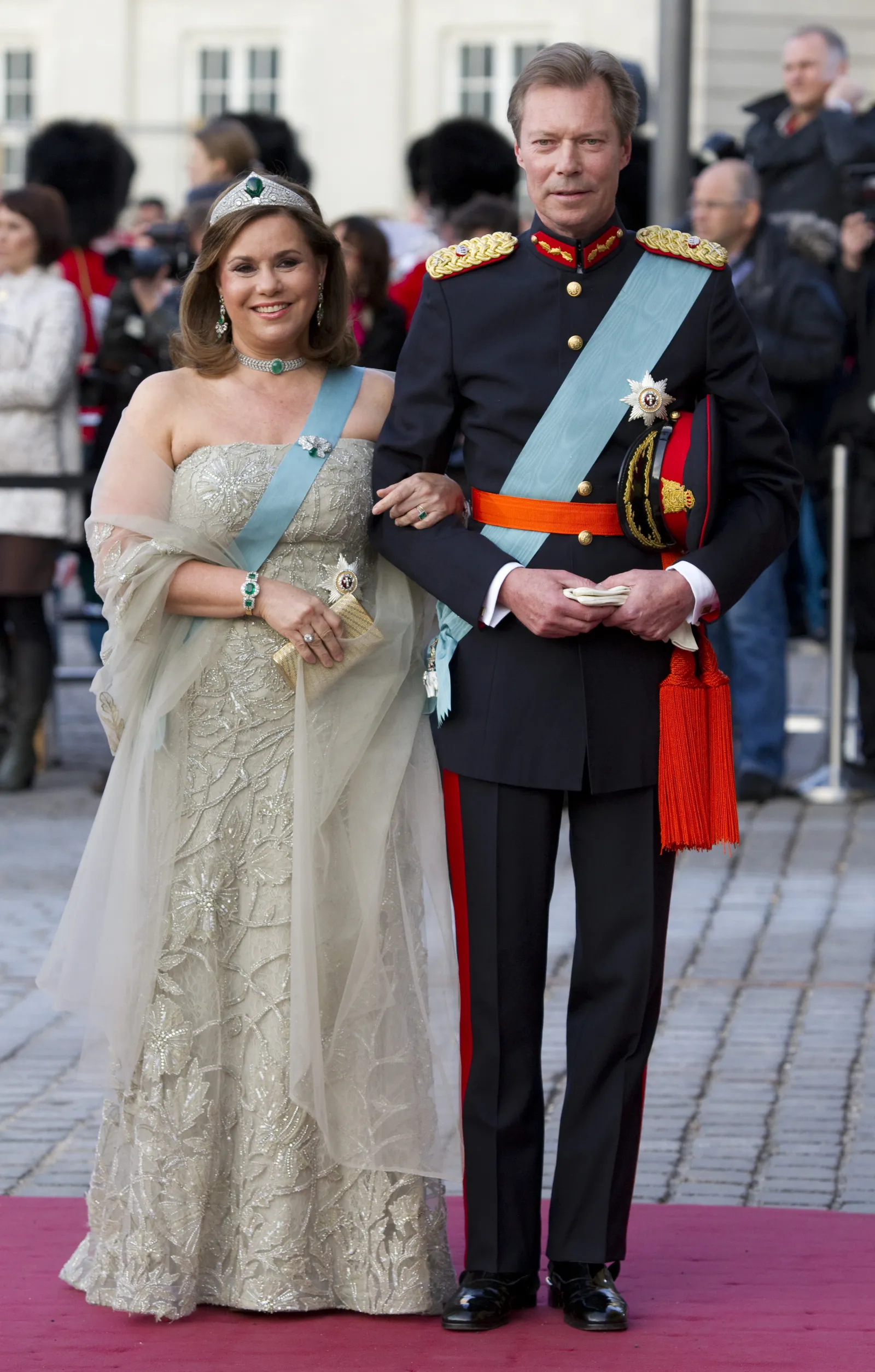L'image peut contenir une personne vêtements manteau adulte et mariage