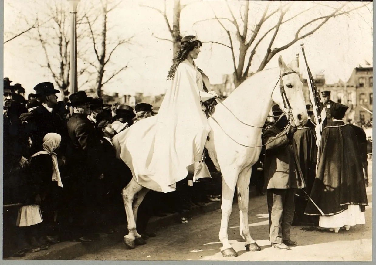 L'image peut contenir Violet Hopson Personne adulte Vêtements Chaussures Chaussure Mariage Animal Mammifère Chapeau Cheval et robe