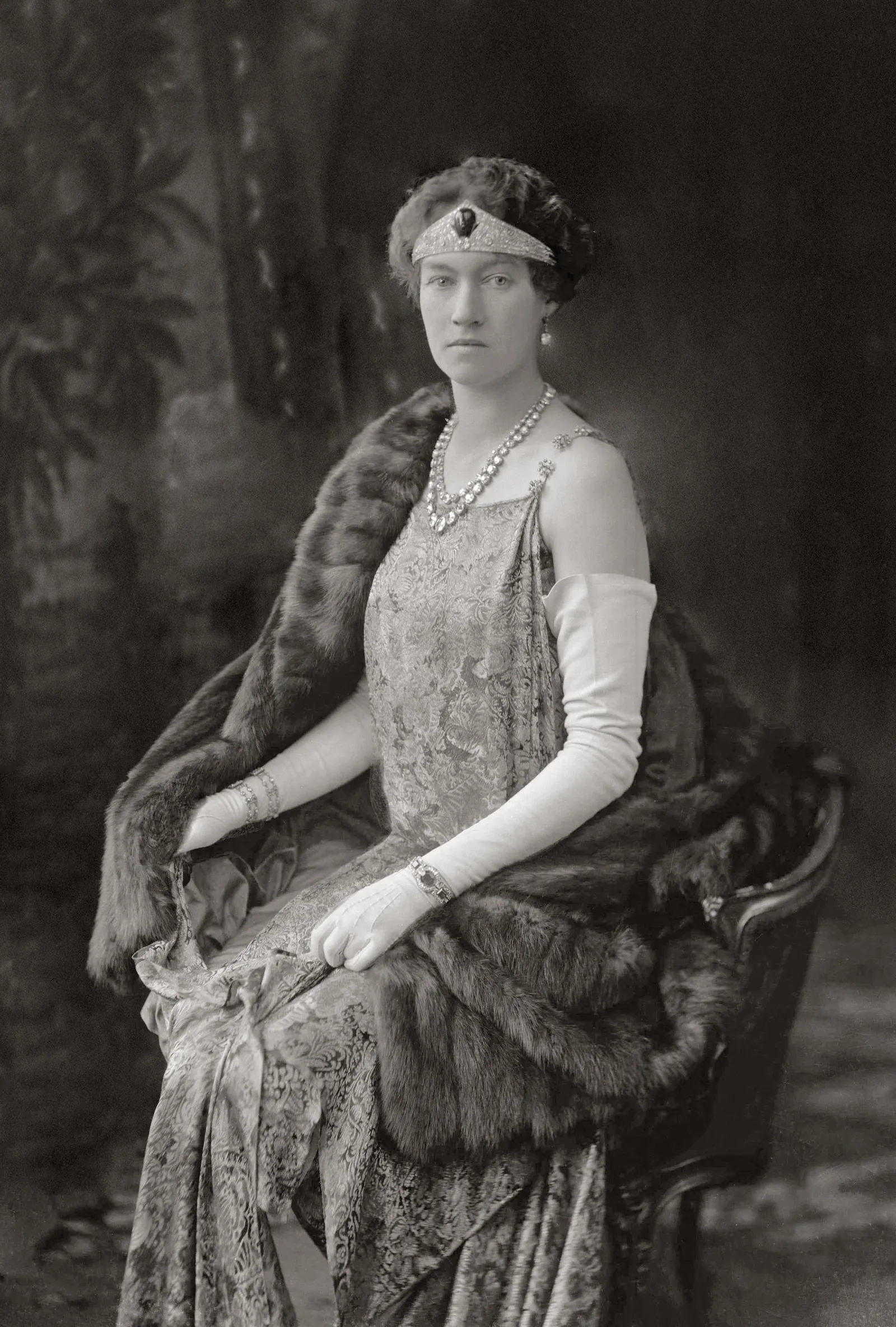 L'image peut contenir Charlotte Grande-Duchesse de Luxembourg Personne Visage Tête Accessoires Bijoux et Collier