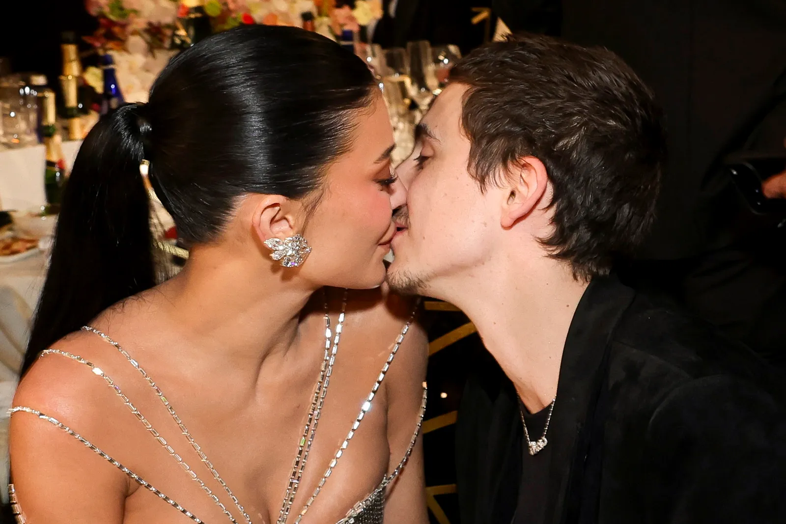 Kylie Jenner a suspendu sa nouvelle maternité L'image peut contenir Timothe Chalamet Kylie Jenner Accessoires Bijoux Collier Boucle d'oreille Embrasser Personne et Romantique