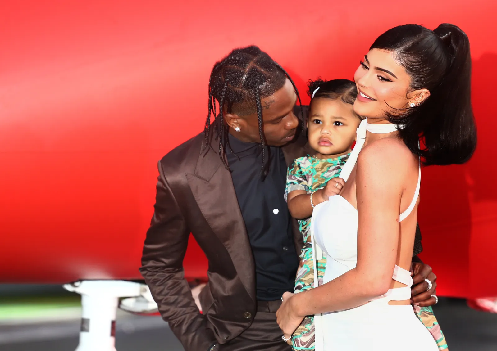 Kylie Jenner a suspendu sa nouvelle maternité L'image peut contenir Travis Scott Kylie Jenner Personne Cheveux Bébé Visage Tête Adulte et Mariage
