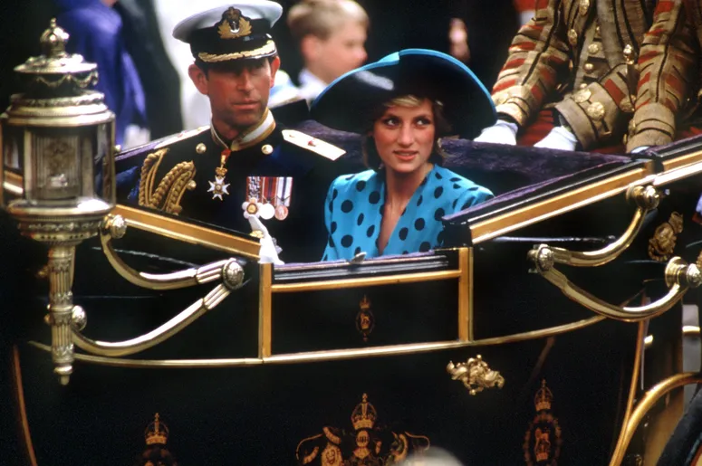 Une exposition au musée présentera les looks les plus légendaires de la princesse Diana L’image contient peut-être : Charles, prince de Galles, Diana, princesse de Galles, personne, adulte, visage, tête, photographie et portrait