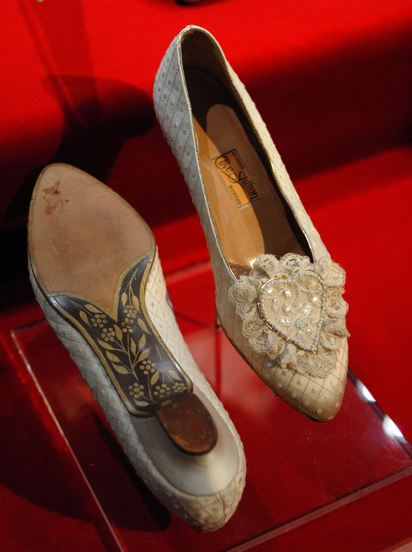 Une exposition au musée présentera les looks les plus légendaires de la princesse Diana L'image peut contenir des vêtements, des chaussures, des chaussures, des baskets, des talons hauts et des sabots.