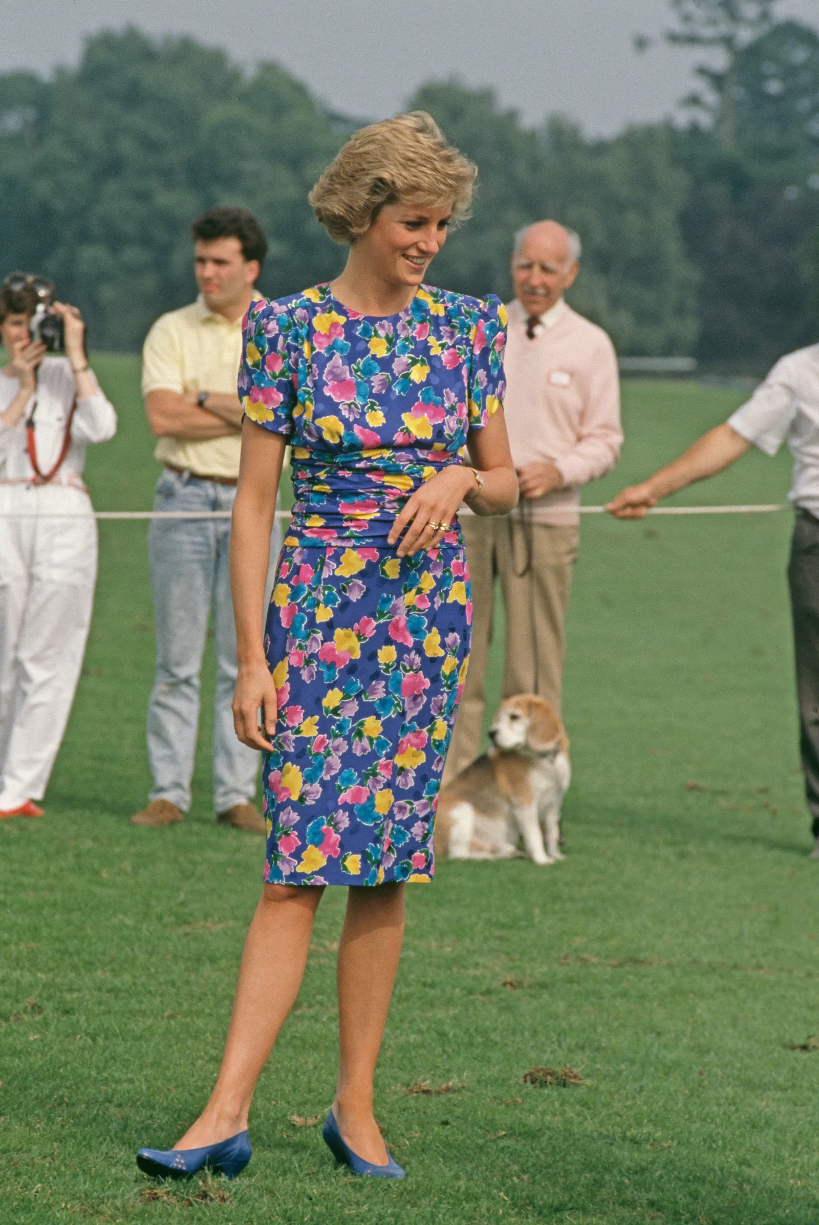 Une exposition au musée présentera les looks les plus légendaires de la princesse Diana L'image peut contenir Diana, princesse de Galles, Raymond Cattell, personne, adulte, adolescent, vêtements, chaussures, chaussures, herbe et plante.