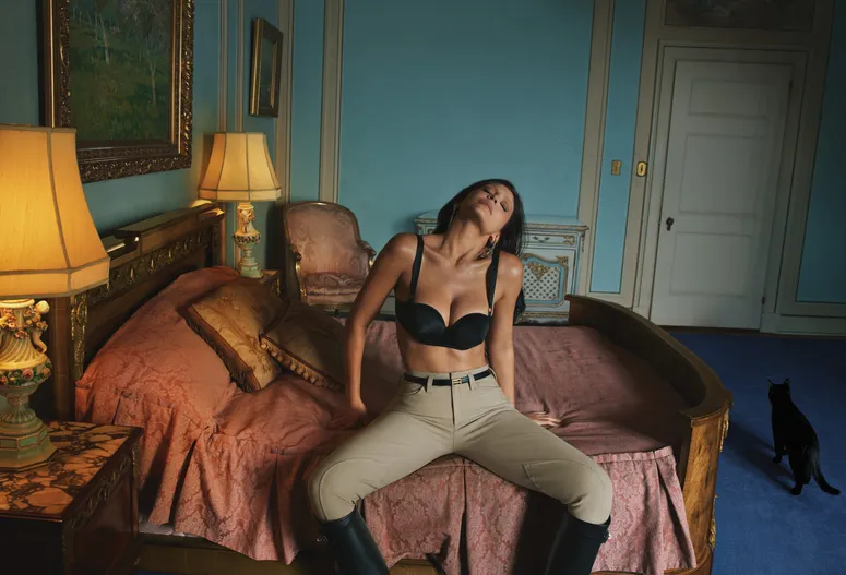 Kylie Jenner a suspendu sa nouvelle maternité L’image contient peut-être : Kylie Jenner, Vêtements, Pantalons, Tête, Personne, Visage, Lampe, Adulte, Chaise, Meubles, Lampe de table et Maillots de bain