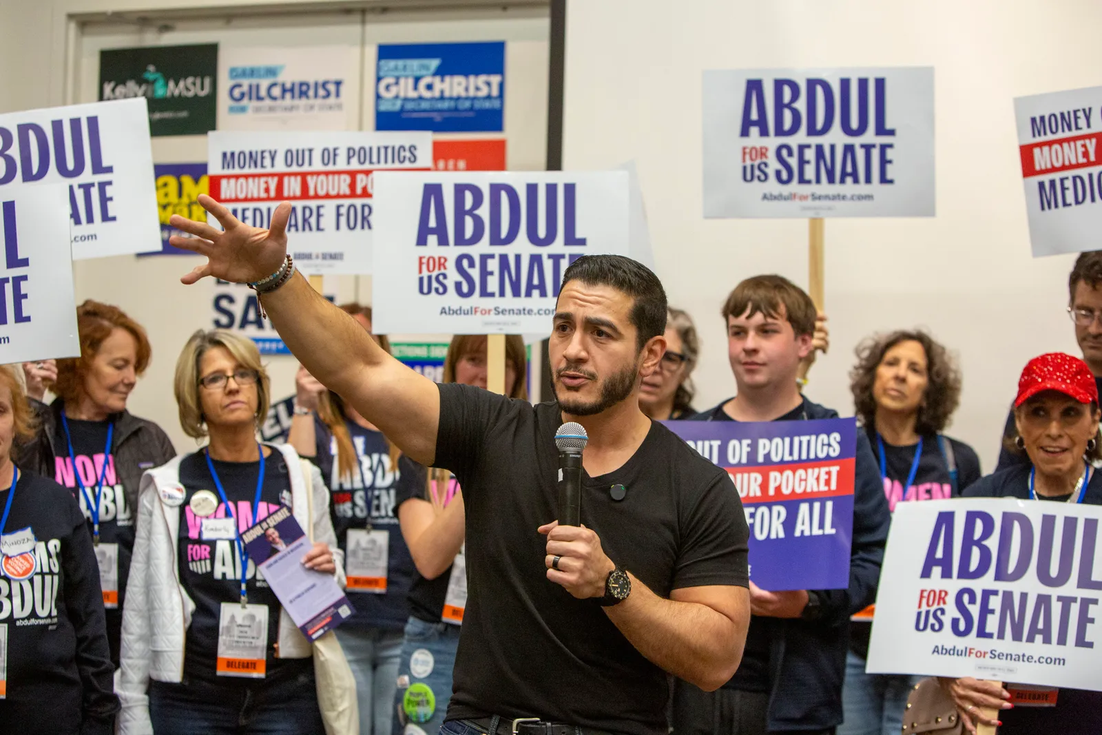 L'AIPAC a dépensé 32 millions de dollars pour tenter d'arrêter Abdul El-Sayed. L'ont-ils peut-être... aidé ? L'image contient peut-être un appareil électrique Microphone Foule Personne Personnes adultes Visage Tête Public et accessoires