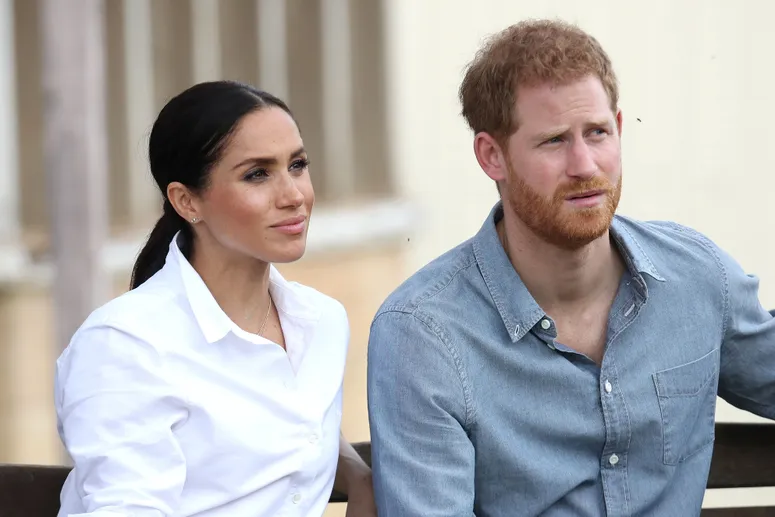 La famille royale se réunit à Balmoral avant le retour du prince Harry et de Meghan Markle au Royaume-Uni L’image contient peut-être : Meghan, duchesse de Sussex, prince Harry, duc de Sussex, adulte, personne, tête, visage et conversation