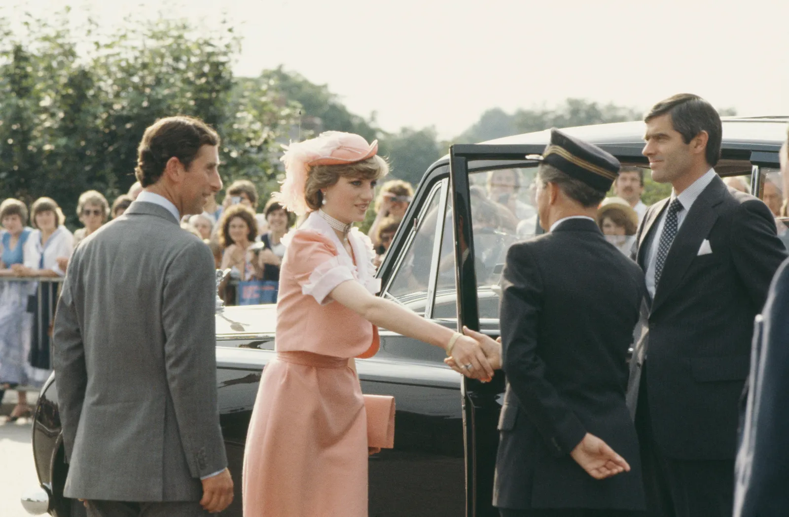 Une exposition au musée présentera les looks les plus légendaires de la princesse Diana L'image peut contenir Diana, princesse de Galles, David Givens, personne, vêtements pour adultes, chapeau, visage et tête.