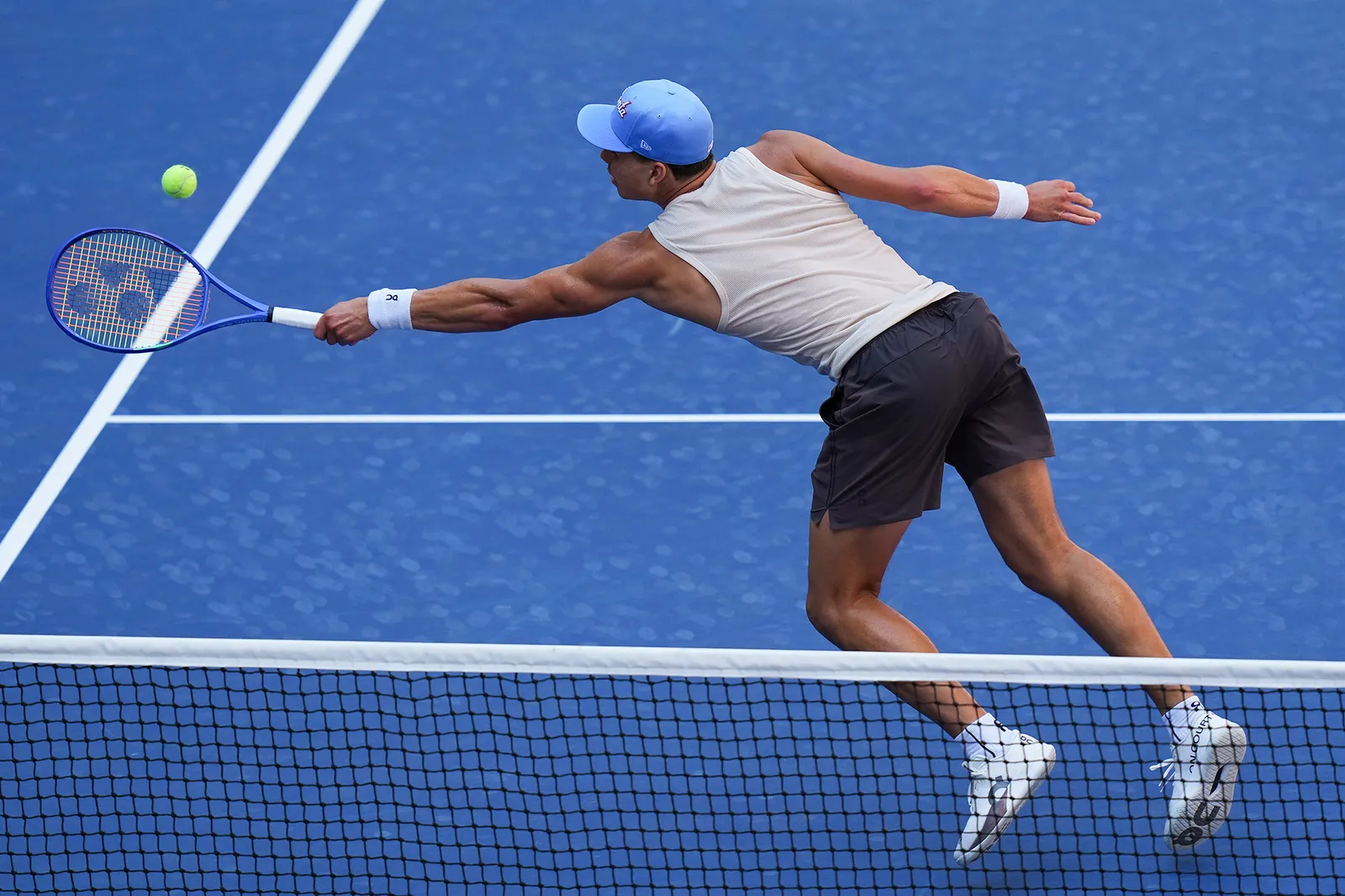 L'image peut contenir Tony Corrente Personne adulte Casquette de baseball Casquette Vêtements Chapeau Jouer au tennis Raquette Sport et tennis